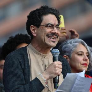 El senador calificó de antidemocrática la decisión del CNE que lo excluyó de la consulta del 8 de marzo y aseguró que el Pacto Histórico no participará.