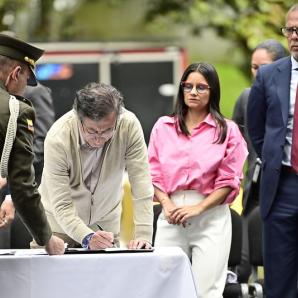 Presidente Petro firmando la Ley de Salud Mental