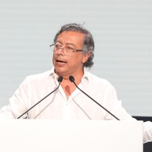 Petro denuncia evasión fiscal de megarricos y propone nueva ley de financiamiento en Colombia