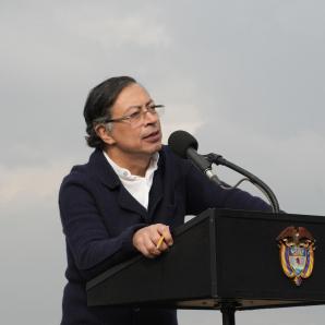 Gustavo Petro nombró como gestores de paz a 16 exparamilitares