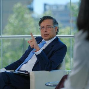 Petro critica ausencia de Leonardo Villar en foro económico