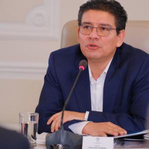 El diario aclaró que los datos sobre ingresos, bienes y obligaciones no corresponden al funcionario, sino a varios homónimos, presentándolos como si fueran una sola persona. 