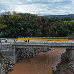 Entregan puente en Amoyá que impulsa la conectividad en Chaparral