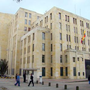 ¿Cómo logró el Gobierno Petro bajar la deuda externa del país