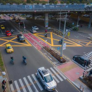 La restricción opera en jornada continua para particulares y motos, y en horario diferenciado para taxis. La rotación cambia según el último o primer dígito de la placa.