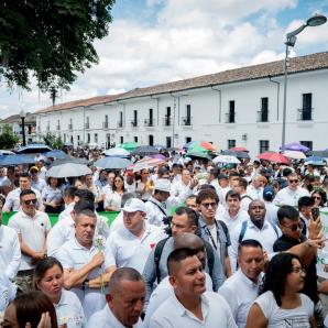 Más de mil ciudadanos de diferentes zonas del departamento se reunieron en el Parque Caldas de Popayán en un llamado generalizado por la paz en la región. 