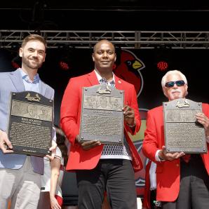 Edgar Rentería fue exaltado al Salón de la Fama de los Cardenales de San Luis