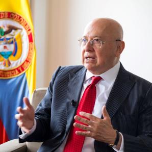 Ministro Montealegre: defensa de la vida limita el uso del glifosato en Colombia