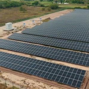 El proyecto, que beneficiará a más de 1.500 personas, permitirá reducir costos de energía para hogares, comercios e instituciones, mientras impulsa la transición hacia fuentes limpias. 