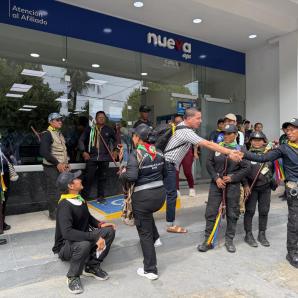 Guardia indígena realiza plantón en sede de la Nueva EPS en Leticia por atención en salud