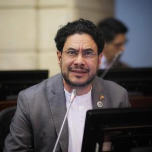 Iván Cepeda lidera intención de voto encuesta Invamer 