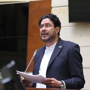 Iván Cepeda amplía denuncia por presunta estrategia de desprestigio