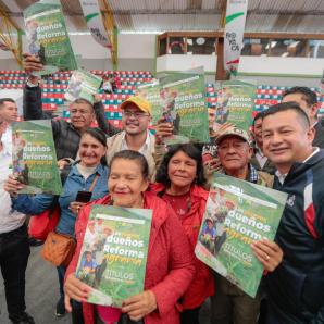 Más de 2.000 familias campesinas reciben títulos de tierra en Boyacá