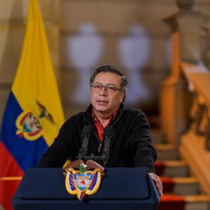 Petro critica informe de Noticias Caracol y defiende negociación con disidencias de ‘Calarcá’