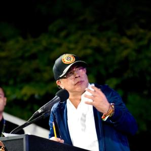 El primer mandatario volvió a cuesitonar decisiones del Banco de la República y señaló intereses políticos, que representaría Carrasquilla, tras advertencias sobre crisis económica en el país. 