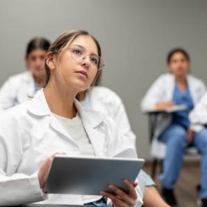 Salario mínimo para estudiantes de Medicina 2026