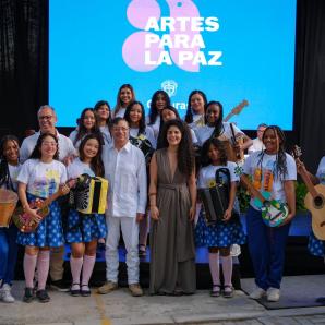 Petro entrega instrumentos a 600.000 niños en Santa Marta con programa Arte para la Paz