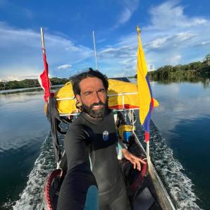 Super H: profesor colombiano nada el Amazonas