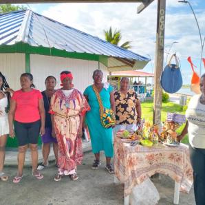 Mujeres de Tumaco crean artesanías con reciclaje para promover la paz y proteger el manglar