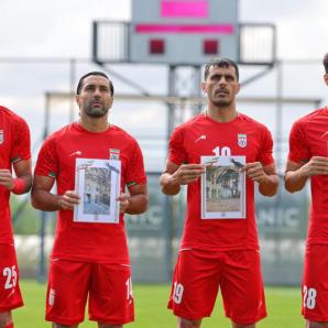 Selección de Irán rinde homenaje a víctimas de ataque en Minab