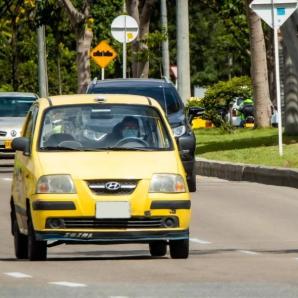 Gobierno ofrece dinero para renovar taxis eléctricos en Colombia