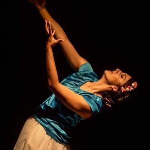 La artista bogotana transforma el concierto en una experiencia sensorial donde voz, movimiento y ritual dialogan, inspirada en su investigación artística llamada Cuerpo Fónico.