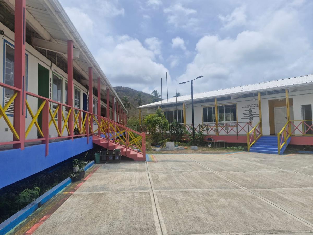 la institución educativa Junín ubicada en el sector de Old Town es la única del municipio de Providencia y Santa Catalina. Cuenta con una población estudiantil de 585 entre básica primaria y secundaria.