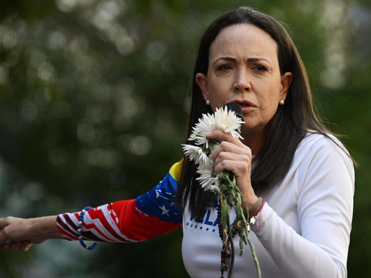 La líder de la oposición venezolana, María Corina Machado, se dirige a sus seguidores durante una protesta convocada por la oposición en la víspera de la toma de posesión presidencial, en Caracas.