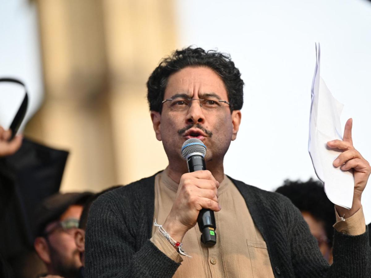 La exministra de ambiente denunció un cambio en los topes de gasto electoral, mientras el CNE decidió por votación cerrada impedir la participación del senador en la consulta del 8 de marzo.