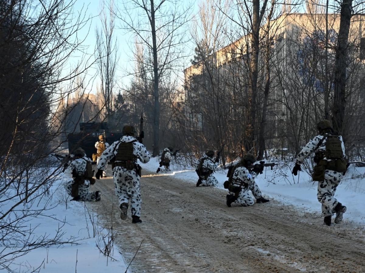 Fuerzas rusas toman aeropuerto cerca de Kiev, Ucrania