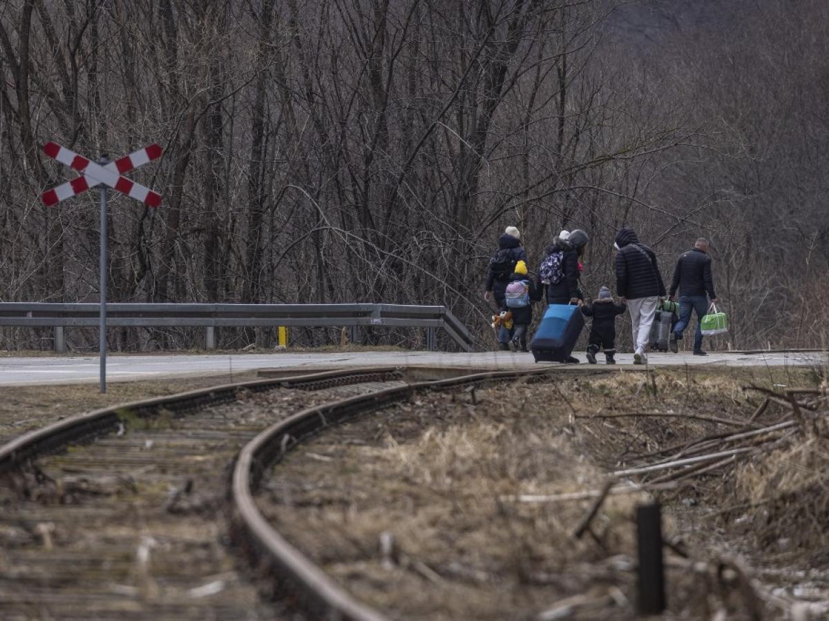 Unión Europea acuerda protección temporal a refugiados de guerra en Ucrania