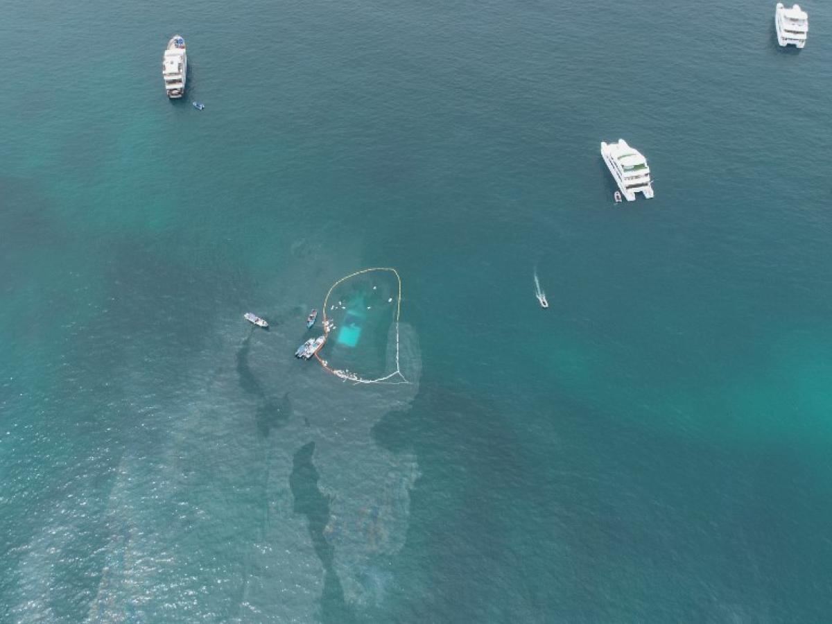 Derrame de diésel en islas Galápagos tras naufragio de un barco