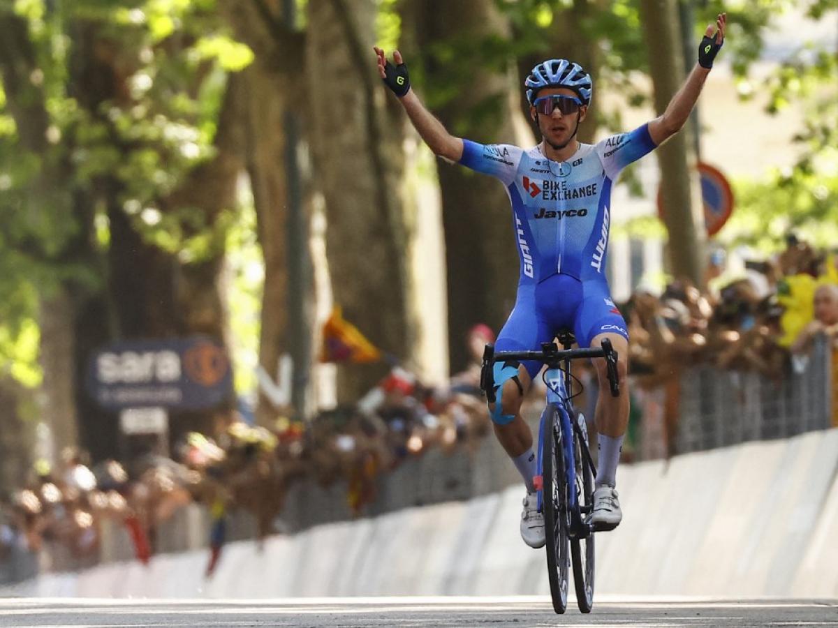Simon Yates ganó etapa en el Giro de Italia y Carapaz es nuevo líder