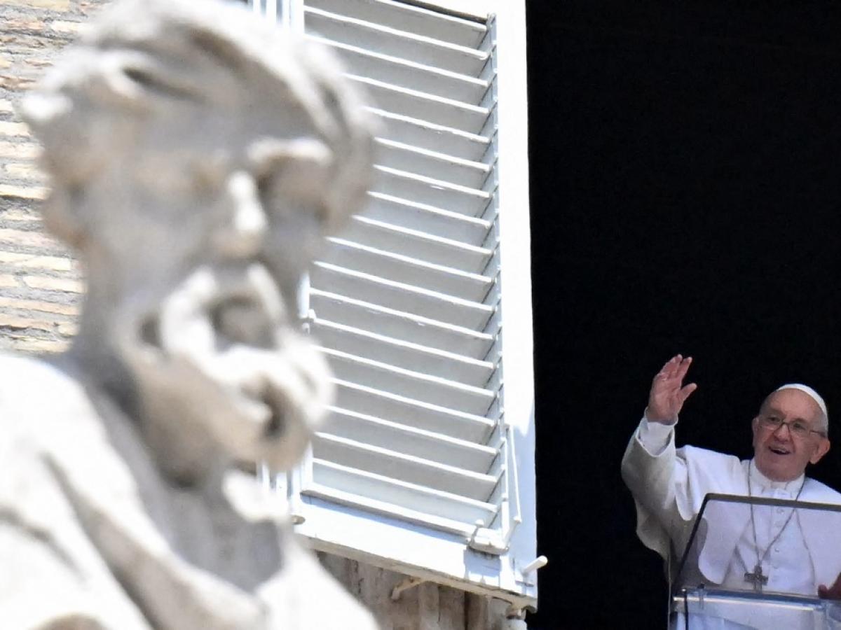 Papa Francisco insta a la calma en Ecuador