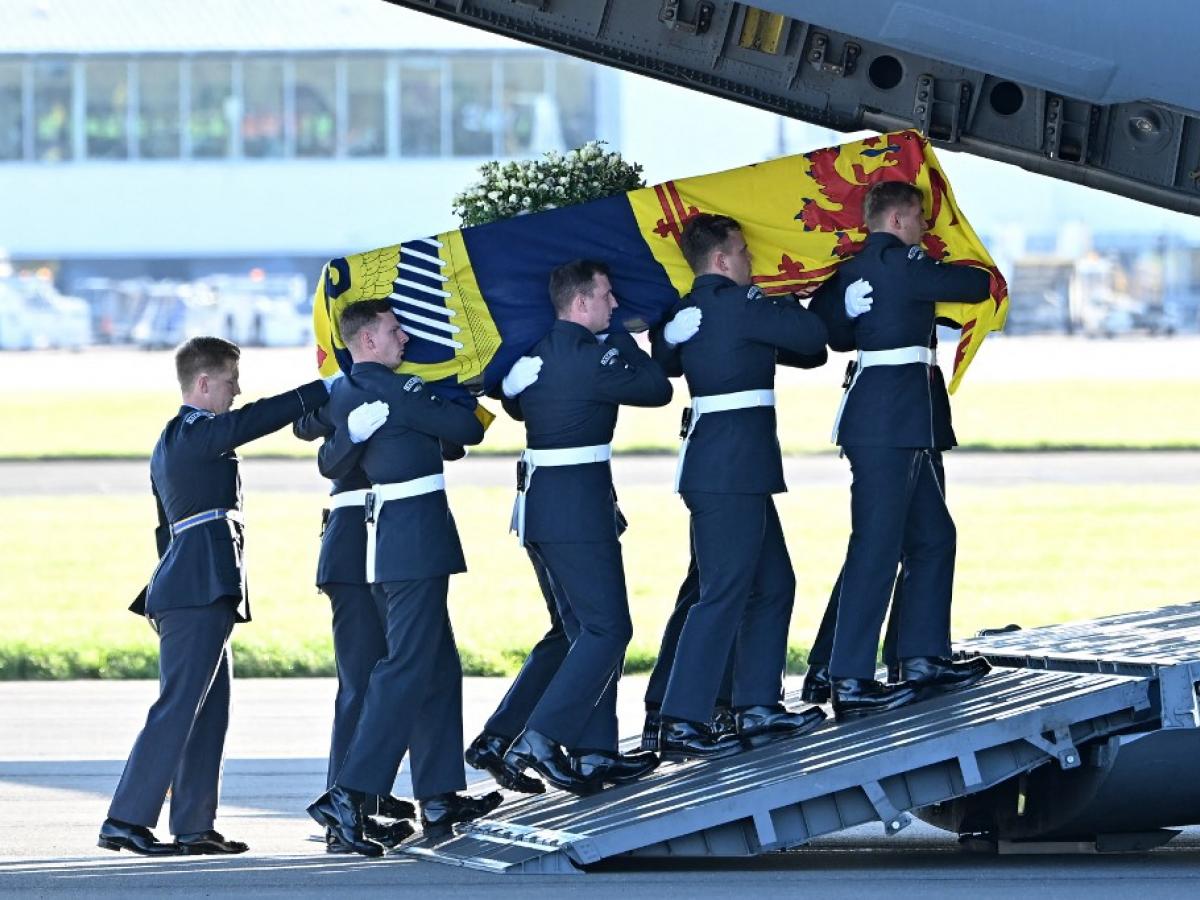El féretro de Isabel II viaja a Londres para el último adiós