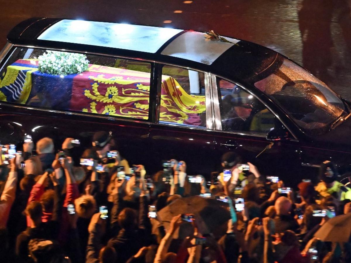 Féretro de Isabel II llegó a Londres para el último adiós