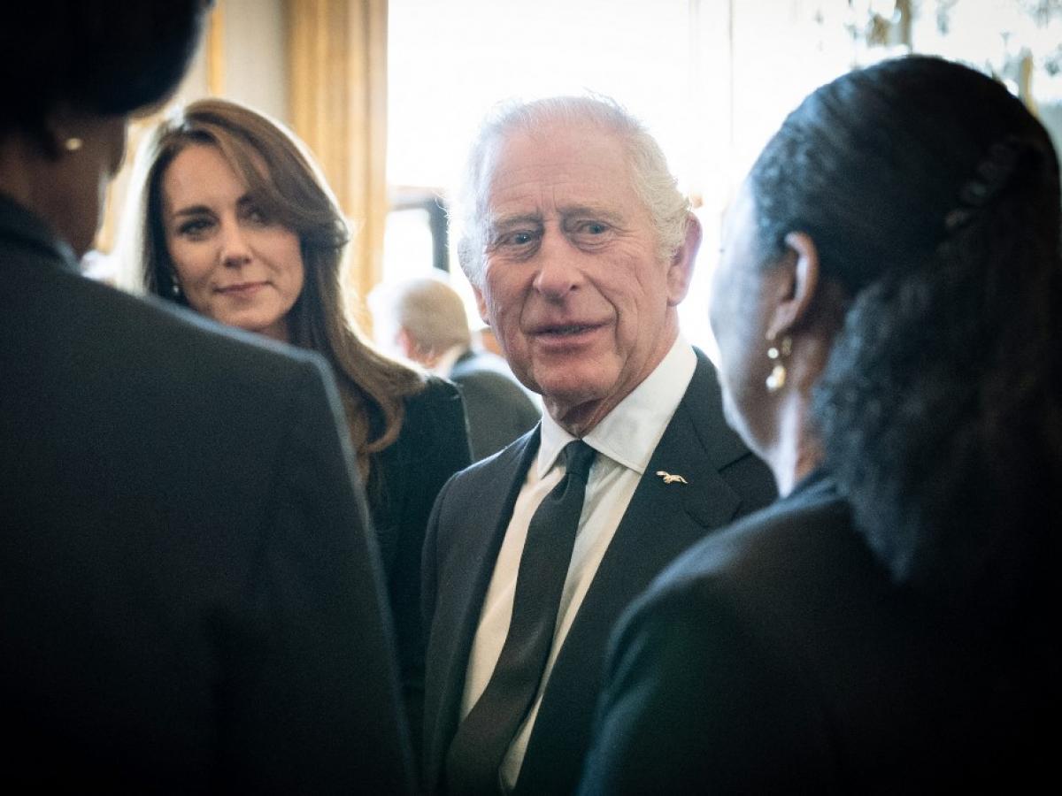 Carlos III y su hijo Guillermo agradecen multitudinario homenaje a Isabel II