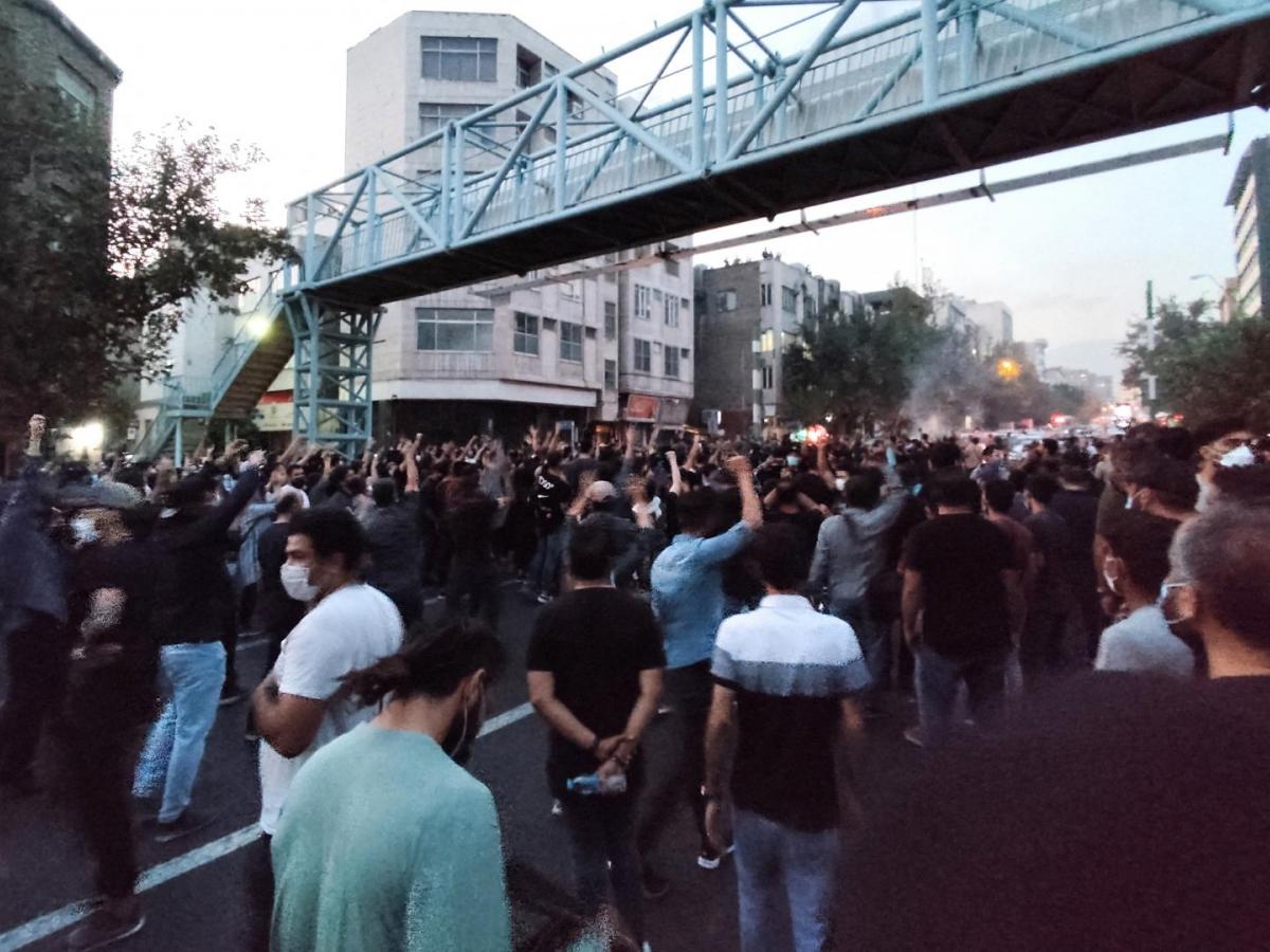 Irán bloquea acceso a redes sociales en medio de protestas