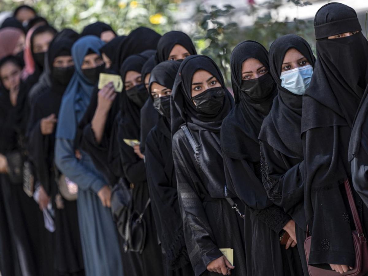 Prohibición a la universidad para mujeres en Afganistán