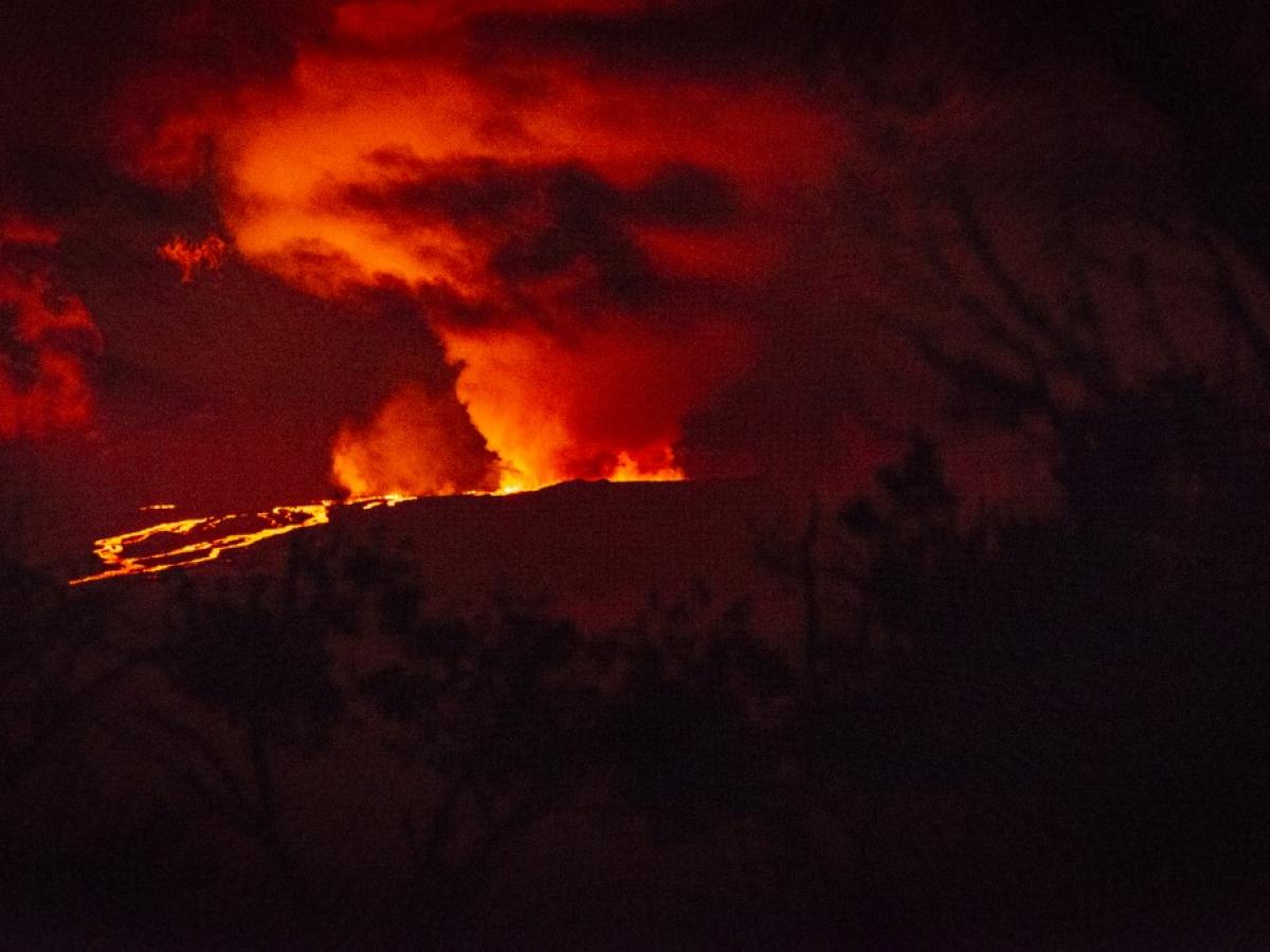 El volcán más grande del mundo entra en erupción en Hawái