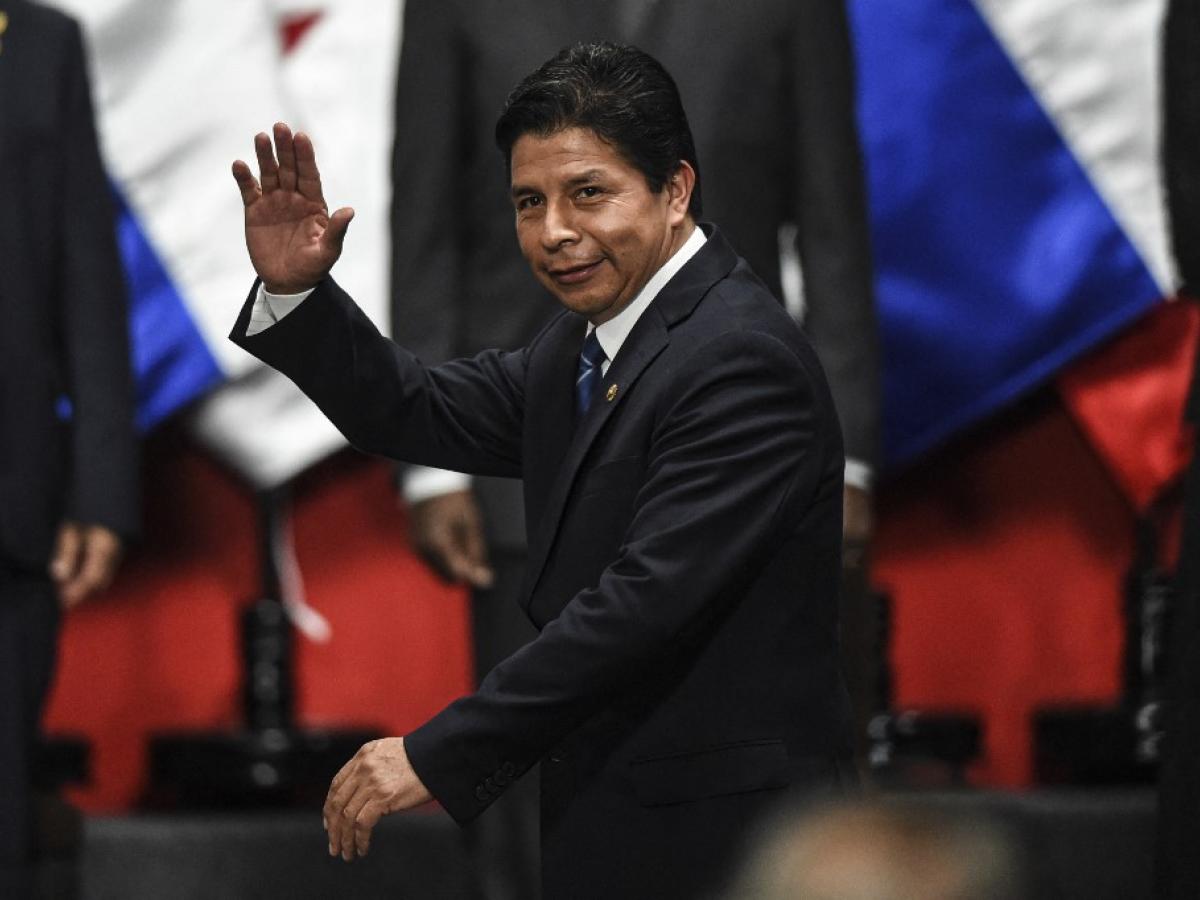 Congreso de Perú destituye al presidente Pedro Castillo 