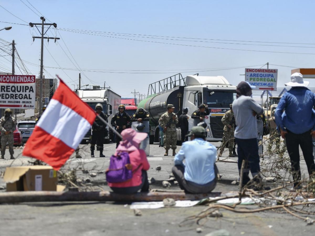 Crisis en Perú: choques entre manifestantes antigubernamentales y fuerzas del orden