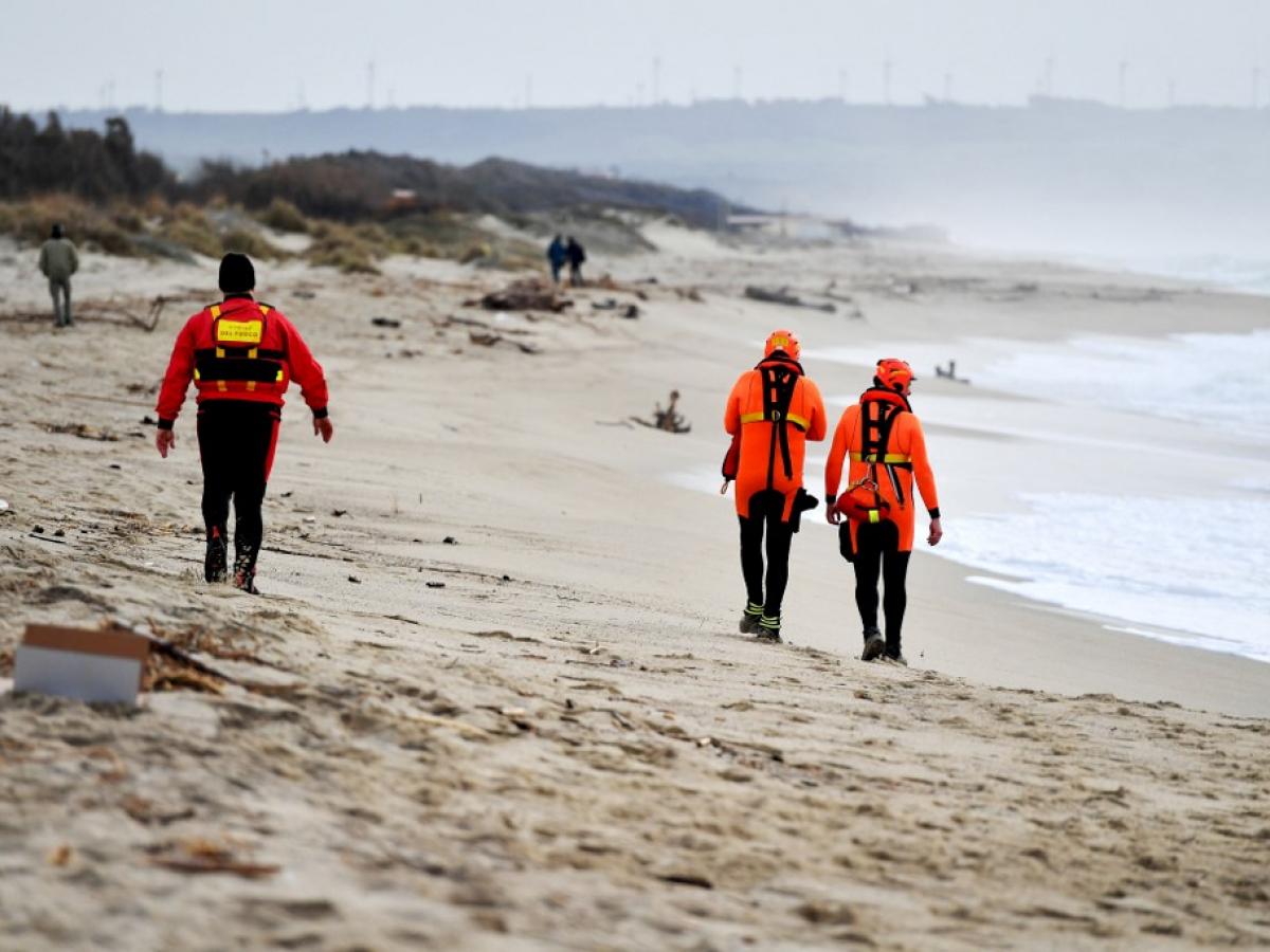 Naufragio de barco con migrantes en costa de Italia deja 62 muertos 