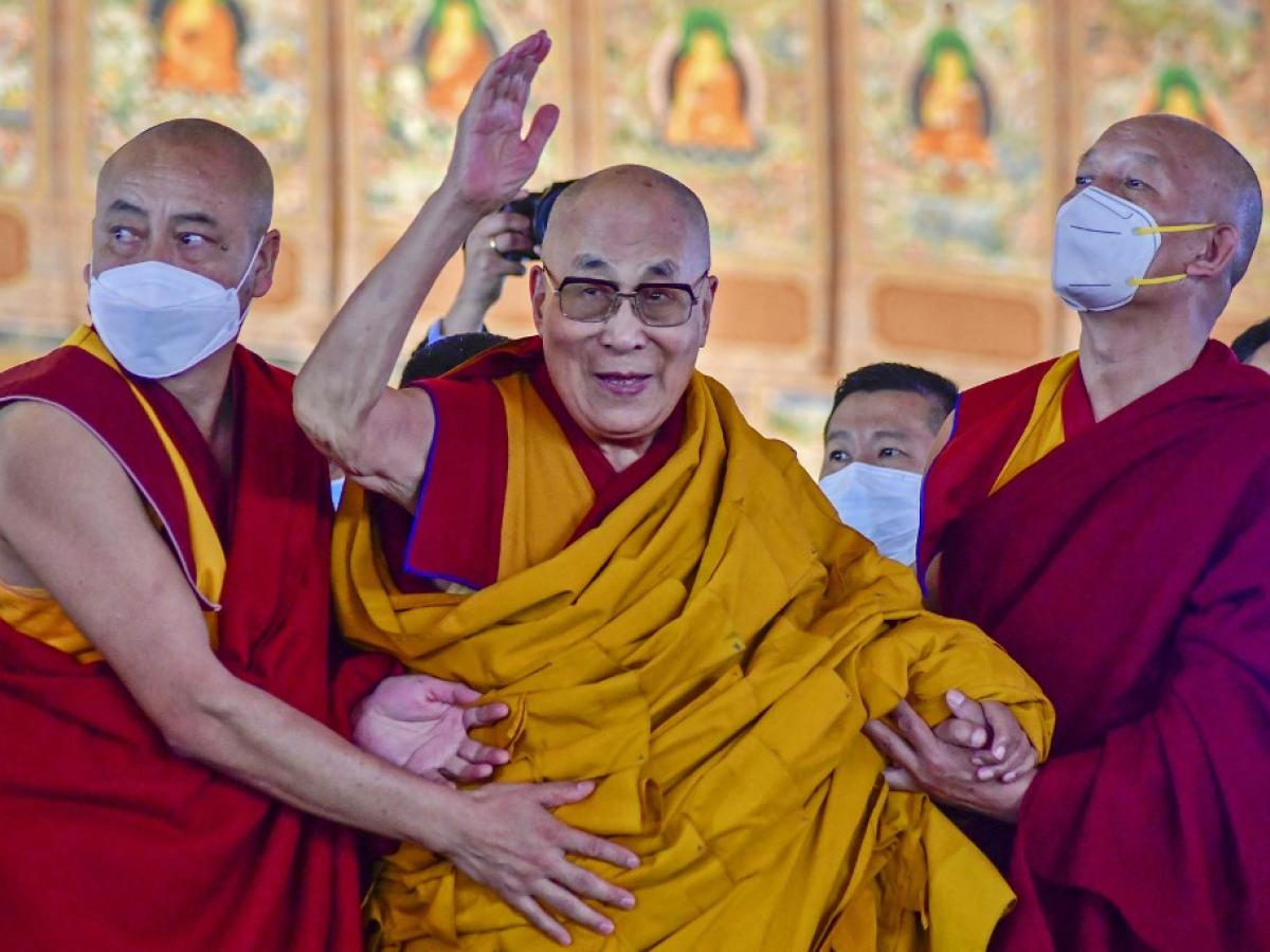 El dalái lama pide disculpas por besar a un niño