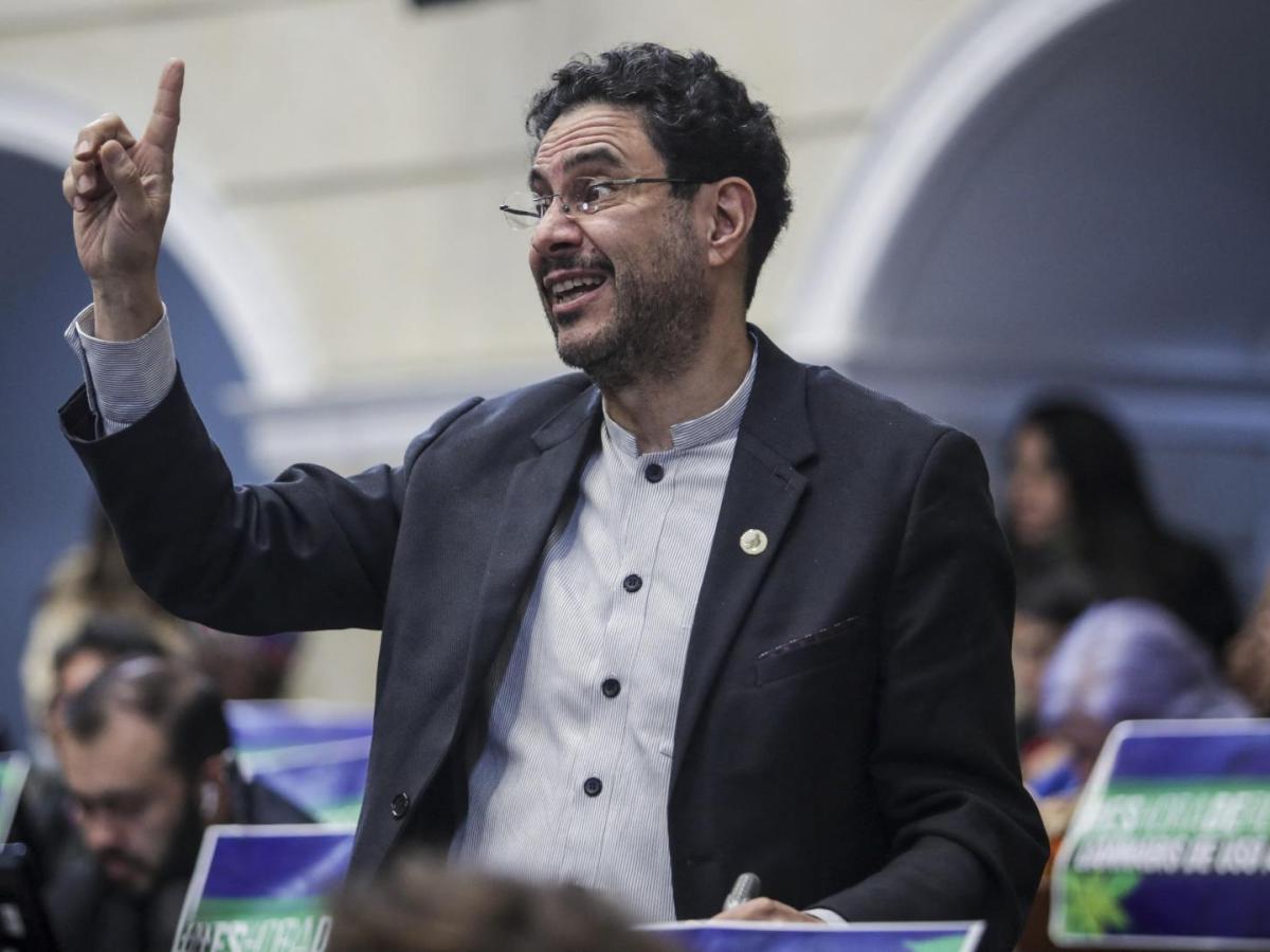 Iván Cepeda pide imputación de cargos a exparamilitares en caso Uribe
