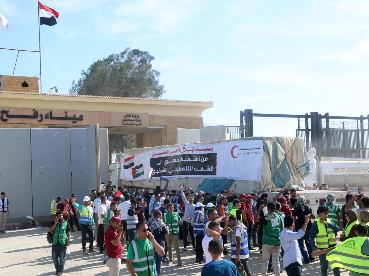 Conflicto en Medio Oriente: ayuda humanitaria comenzó a entrar a Gaza