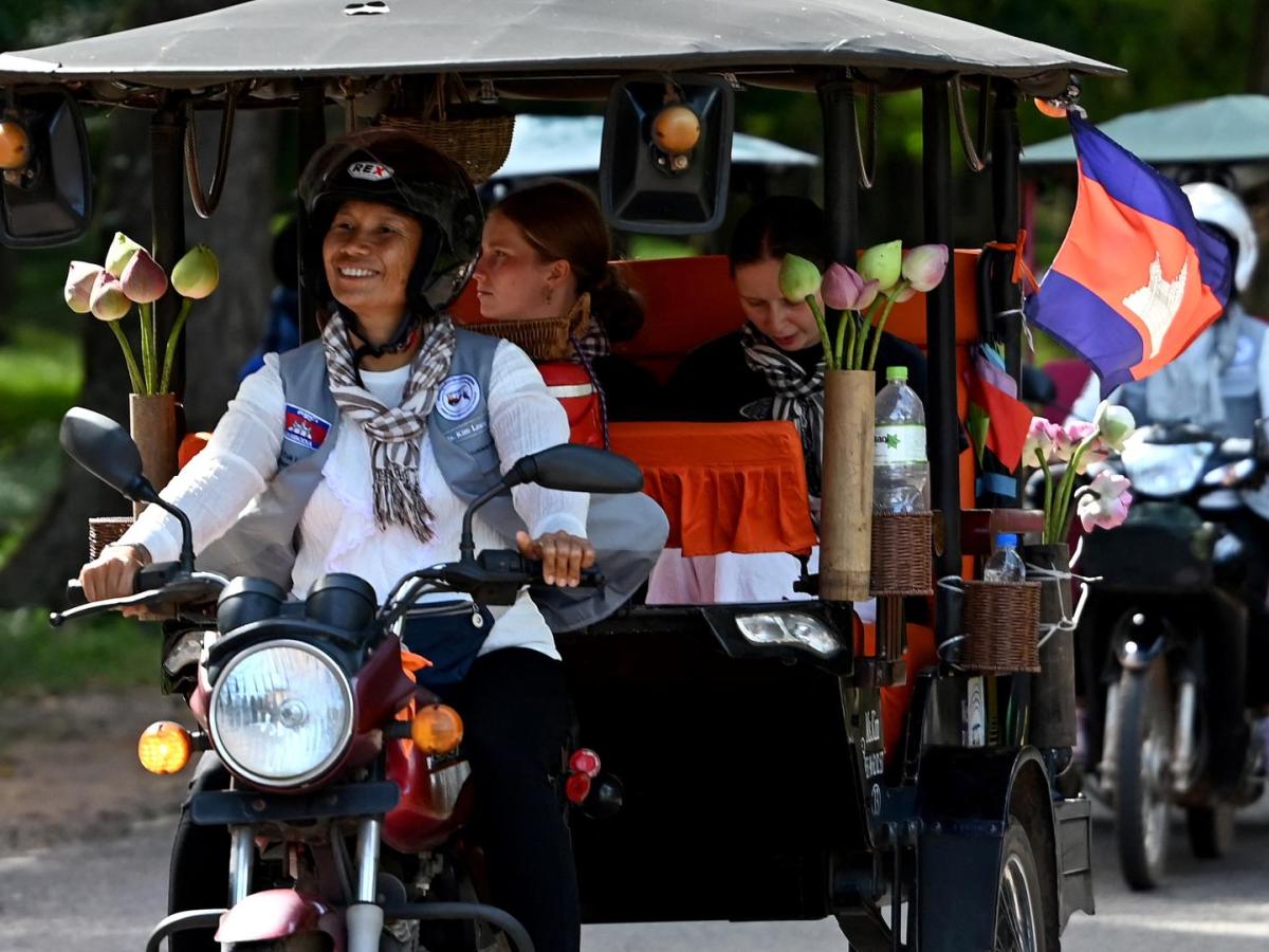 Camboya: conductoras de tuk tuk luchan contra la discriminación 