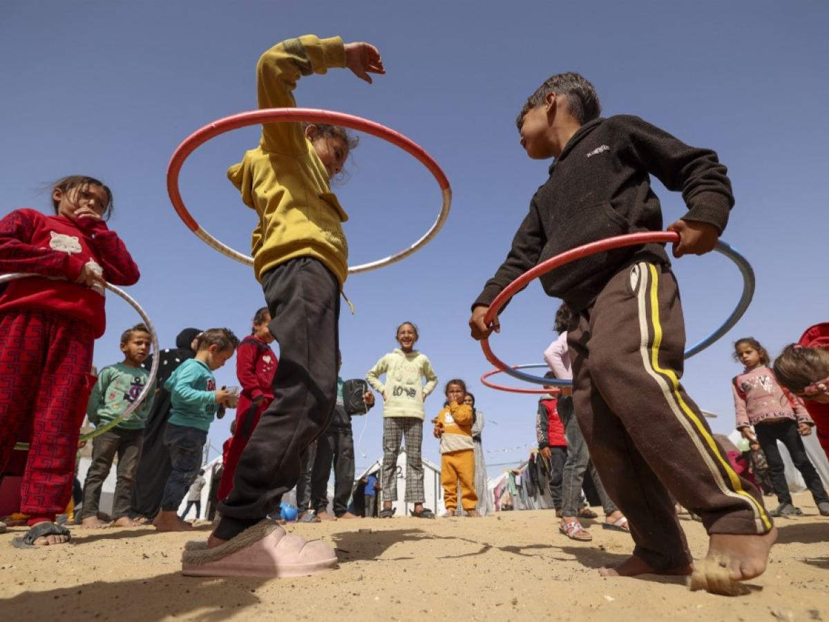 Payasos y acróbatas arrancan una sonrisa a los niños de la Franja de Gaza