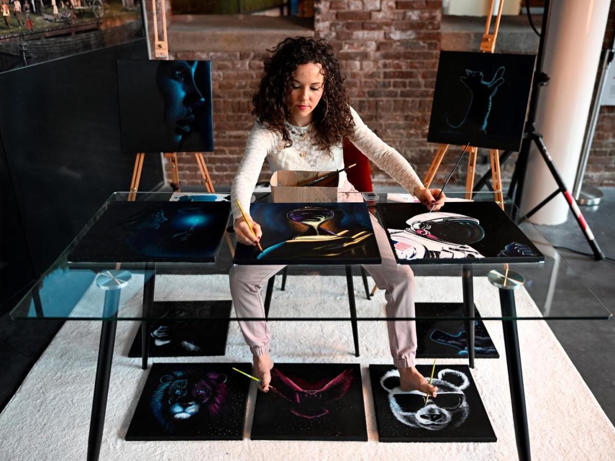 Rajacenna van Dam: artista que pinta varios cuadros al tiempo