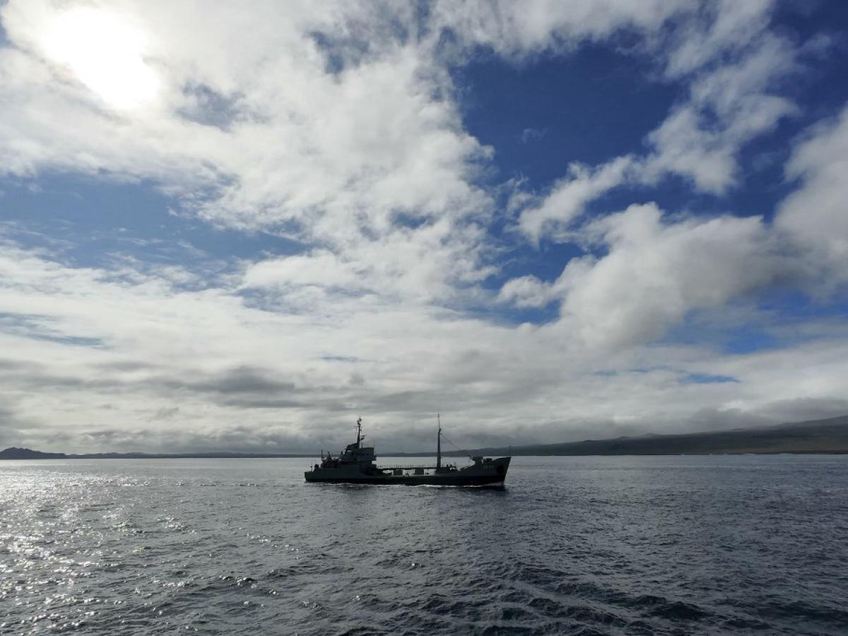 El "Hualcopo", de llevar pesca ilegal a combatir buques depredadores en Galápagos